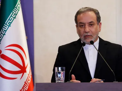 إيران تشدد على التزامها بإبرام "اتفاق نووي عادل" مع واشنطن: نتوقع رفع العقوبات