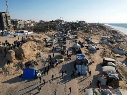 فلسطينيون على طريق العودة إلى منازلهم في شمال غزة بعد دخول وقف إطلاق النار بين إسرائيل وحماس في غزة حيز التنفيذ. 10 أكتوبر 2025 - REUTERS