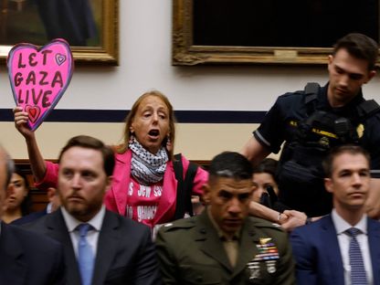 شرطة الكابيتول تخرج الناشطة في منظمة Code Pink for Peace ميديا ​​بنجامين خارج جلسة استماع للجنة القوات المسلحة بمجلس النواب بعد مقاطعة وزير الدفاع لويد أوستن في واشنطن العاصمة. 30 أبريل 2024 - AFP