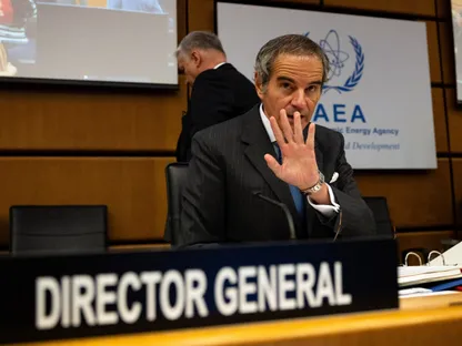 المدير العام للوكالة الدولية للطاقة الذرية رافائيل جروسي قبيل اجتماعه مع مجلس المحافظين في فيينا. 19 نوفمبر 2025 - Reuters