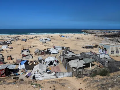 فلسطينيون يقيمون في مخيم خيام كان مكتظاً بالسكان الذين فروا إلى الجنوب بعد أمر إخلاء إسرائيلي وسط عملية عسكرية إسرائيلية، مدينة غزة. 2 أكتوبر 2025 - REUTERS