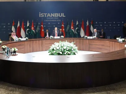 وزير الخارجية التركي هاكان فيدان مع نظرائه من الإمارات وإندونيسيا وقطر وباكستان والسعودية والأردن خلال اجتماع بشأن غزة في إسطنبول. 03 نوفمبر 2025 - @TRTArabi