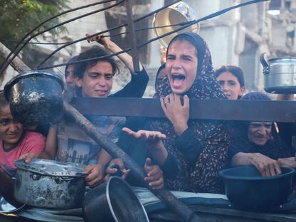 فتاة فلسطينية تصرخ طلباً للطعام من مطبخ خيري وسط أزمة جوع في مدينة غزة وسط الحرب الإسرائيلية المستمرة على القطاع. 7 يوليو 2025 - REUTERS