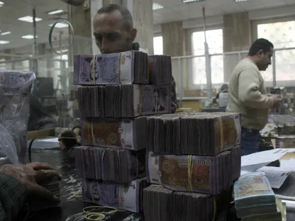 موظف يقوم بعدّ النقود في البنك المركزي السوري بالعاصمة دمشق. 12 يناير 2025 - REUTERS