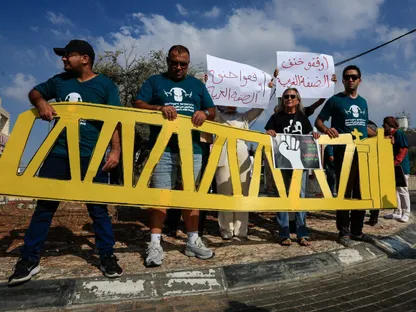 متظاهرون يرفعون لافتات خلال احتجاج لنشطاء فلسطينيين وإسرائيليين بالقرب من بيت جالا في الضفة الغربية ضد مساعي إسرائيل لضم الضفة المحتلة. 5 سبتمبر 2025 - Reuters