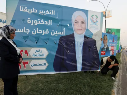 لافتة انتخابية تحمل صورة المرشحة البرلمانية التركمانية أسين فرحان معروضة في أحد شوارع كركوك. العراق في 13 أكتوبر 2025 - reuters
