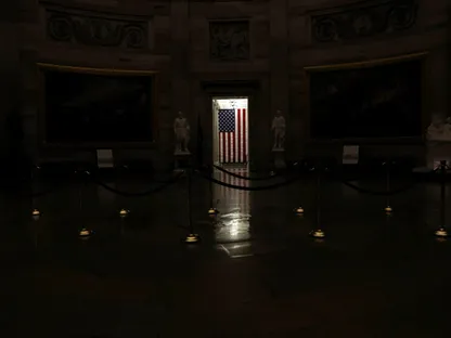 العلم الأميركي في مبنى الكابيتول بعد الإغلاق الحكومي. 1 أكتوبر 2025 - REUTERS