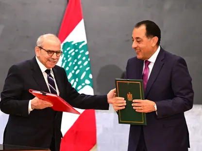 رئيسا الوزراء المصري مصطفى مدبولي واللبناني نواف سلام خلال اجتماعات اللجنة العليا المشتركة في مصر. 2 نوفمبر 2025 - رئاسة مجلس الوزراء المصري