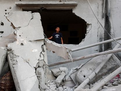طفل فلسطيني يقف وسط الأنقاض عقب غارة جوية إسرائيلية على منزل في مدينة غزة. 11 يوليو 2025 - رويترز