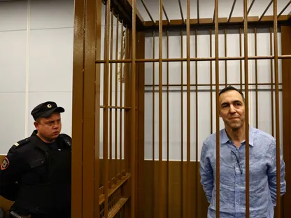 الباحث الفرنسي لوران فيناتييه المتهم بانتهاك القوانين الروسية المتعلقة بـ"العملاء الأجانب" خلال جلسة استماع داخل محكمة في موسكو. 14 أكتوبر 2024 - Reuters