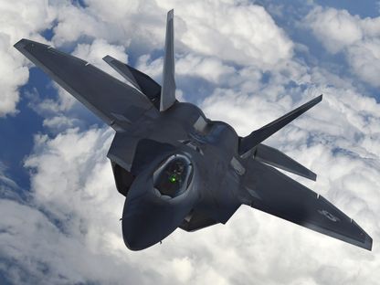 طائرة مقاتلة أميركية من طراز F-22  رابتور تحلق فوق المجال الجوي الأوروبي خلال رحلة إلى بريطانيا من قاعدة ميخائيل كوجالنيشينو الجوية في رومانيا، 25 أبريل 2016 - Reuters