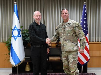 قائد القوات الأميركية في الشرق الأوسط (CENTCOM) الجنرال إريك كوريلا يصافح في إسرائيل وزير الدفاع يوآف جالانت. 31 مايو 2023 - gov.il/departments
