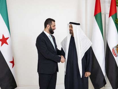 رئيس دولة الإمارات الشيخ محمد بن زايد آل نهيان يستقبل الرئيس السوري أحمد الشرع في أبوظبي. 07 يوليو 2025 - وكالة الأنباء الإماراتية "وام"