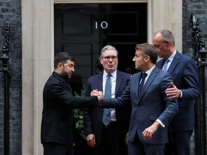 الرئيس الأوكراني فولوديمير زيلينسكي بعد اجتماع مع رئيس الوزراء البريطاني كير ستارمر والرئيس الفرنسي إيمانويل ماكرون، والمستشار الألماني فريدريش ميرتس، لندن، 8 ديسمبر 2025 - REUTERS