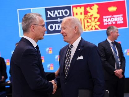 الرئيس الأميركي جو بايدن والأمين العام لحلف الناتو ينس ستولتنبرج يحضران قمة الحلف في مدريد. 30 يونيو 2022 - REUTERS