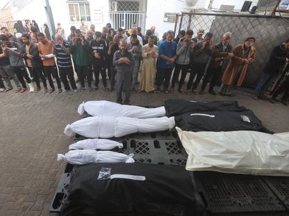 فلسطينيون يؤدون صلاة الجنازة على ضحايا سقطوا جراء القصف الإسرائيلي على رفح. 4 أبريل 2024 - AFP