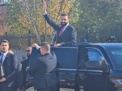 الرئيس السوري أحمد الشرع يحيي حشداً من أنصاره أمام البيت الأبيض في واشنطن. 10 نوفمبر 2025 - رويترز