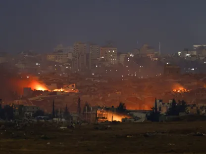 غارات إسرائيلية تقتل 4 فلسطينيين في قطاع غزة