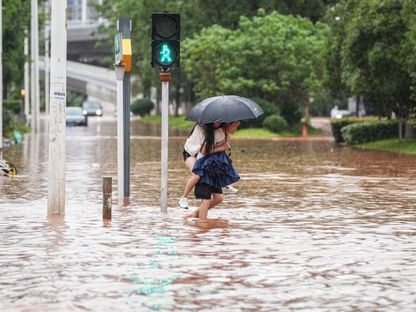 شارع غمرته المياه بعد هطول أمطار غزيرة في تشانجشا بمقاطعة هونان وسط الصين. 24 يونيو 2024 - AFP