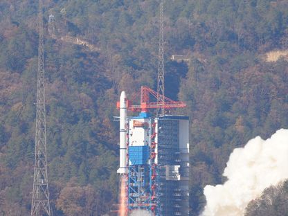 لحظة إطلاق صاروخ من طراز Long March-2C يحمل القمر الصناعي Einstein Probe من مركز شينجيانج لإطلاق الأقمار الصناعية في مقاطعة سيتشوان بالصين. 9 يناير 2024 - REUTERS