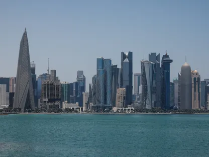 قطر تعلن التصدي لصاروخي كروز إيرانيين.. وثالث يصيب ناقلة نفط