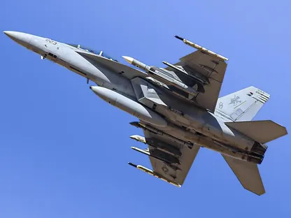 أول ظهور علني لصاروخي AIM-174B وAIM-260A على المقاتلة الأميركية F/A-18