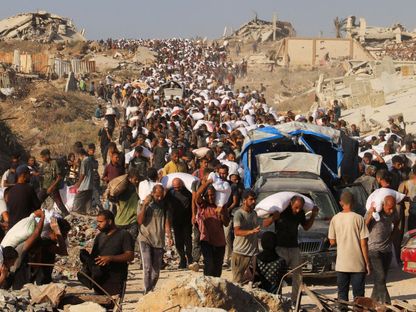 آلاف الفلسطينيين يحاولون الحصول على مساعدات غذائية في بيت لاهيا بشمال قطاع غزة وسط أزمة جوع طاحنة. 3 اغسطس 2025 - REUTERS