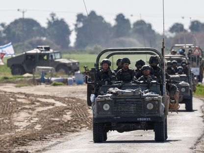 مركبات عسكرية إسرائيلية تتجه نحو غزة من جنوب إسرائيل. 13 يناير 2024 - REUTERS