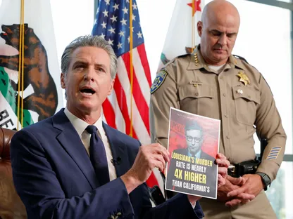 نشر مراقبين فيدراليين بانتخابات كاليفورنيا يثير غضب مسؤولي الولاية: "محاولة ترهيب"