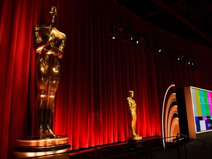 تماثيل الأوسكار تزين المسرح قبل إعلان ترشيحات جوائز الأوسكار في دورتها الـ96 بمسرح صامويل جولدوين في بيفرلي هيلز بولاية كاليفورنيا. في 23 يناير 2024 - AFP