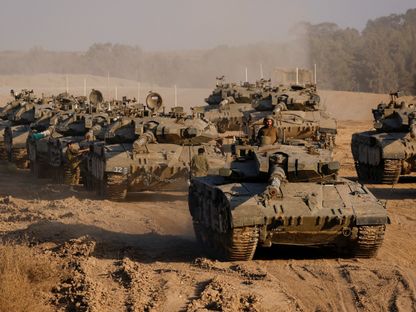 دبابات إسرائيلية على حدود قطاع غزة بينما يتواصل القصف المدفعي والغارات الجوية على كافة أنحاء القطاع. 4 يونيو 2024 - Reuters