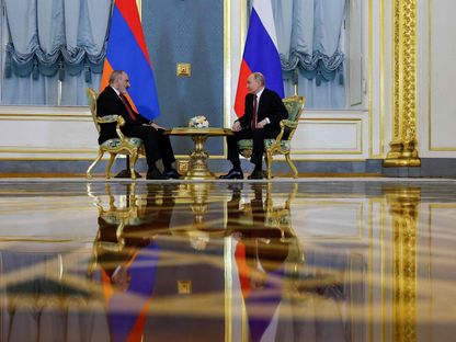 الرئيس الروسي فلاديمير بوتين ورئيس الوزراء الأرمني نيكول باشينيان يعقدان اجتماعاً على هامش قمة الاتحاد الاقتصادي الأوراسي (EAEU) في موسكو. 8 مايو 2024 - AFP