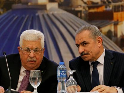 الرئيس الفلسطيني محمود عباس وبجانبه رئيس الوزراء محمد اشتية في رام الله بالضفة الغربية. 28 يناير 2020 - Reuters