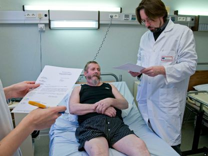 مريض يخضع للفحص بقسم الأمراض الجلدية في مستشفى بمدينة ديجون شرقي فرنسا. 11 مارس 2009 - AFP