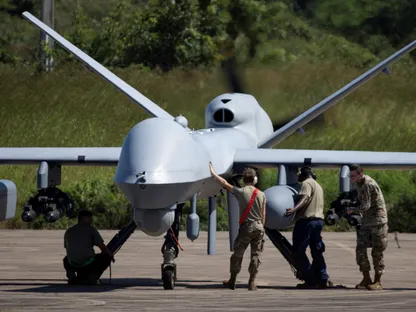 فحص طائرة مسيرة من طراز MQ-9 Reaper تابعة للقوات الجوية الأميركية في مطار رافائيل هيرنانديز في بورتوريكو. 17 نوفمبر 2025 - Reuters