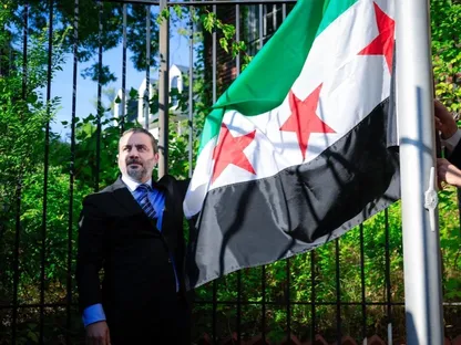 وزير الخارجية السوري أسعد الشيباني يرفع علم بلاده فوق مبنى السفارة في العاصمة الأميركية واشنطن. 19 سبتمبر 2025 - facebook.com/Mofaexsy