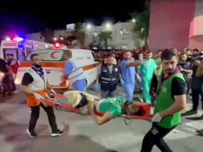 نقل مصابين من مستشفى المعمداني الذي استهدفته إسرائيل بغارة سقط فيها مئات الضحايا. غزة. 17 أكتوبر 2023 - Reuters