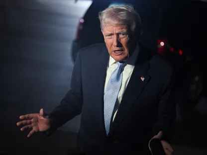 الرئيس الأميركي دونالد ترمب يتحدث إلى وسائل الإعلام قبيل صعوده على متن طائرة الرئاسة للعودة إلى واشنطن من مطار بالم بيتش في فلوريدا. 16 نوفمبر 2025 - REUTERS