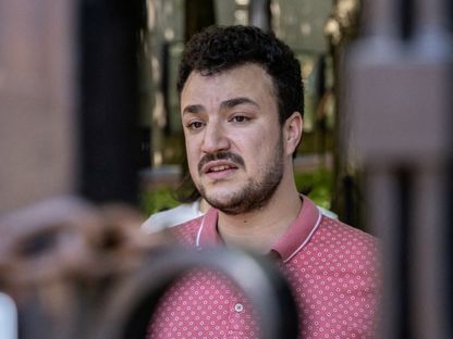 محمود خليل يتحدث لوسائل الإعلام عن مخيم ثورة رفح في جامعة كولومبيا أثناء الصراع المستمر بين إسرائيل وحركة حماس، في مدينة نيويورك، الولايات المتحدة، 1 يونيو 2024 - REUTERS