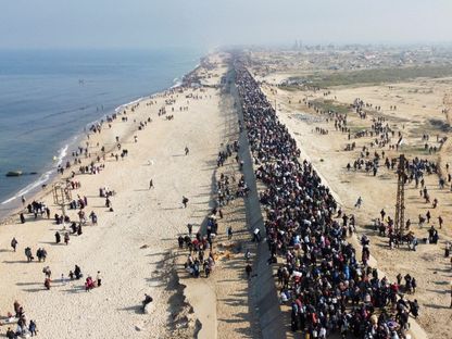 لقطة جوية تظهر فلسطينيين نزحوا إلى الجنوب أثناء الحرب وهم في طريقهم إلى منازلهم في شمال غزة في ظل وقف إطلاق النار في القطاع. 27 يناير 2025 - Reuters