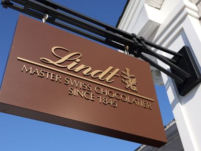 لافتة لأحد متاحر شركة ليندت Lindt في سنترال فالي، نيويورك، الولايات المتحدة. 15 فبراير 2022 - REUTERS
