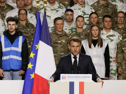 الرئيس الفرنسي إيمانويل ماكرون يلقي كلمة في قاعدة "فارسيس" العسكرية بجبال الألب الفرنسية. 27 نوفمبر 2025 - Reuters