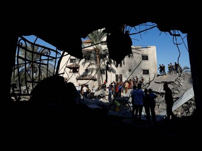 فلسطينيون يتجمعون في موقع استهدفته غارات إسرائيل في خان يونس بقطاع غزة في فلسطين. 26 أكتوبر 2023 - Reuters