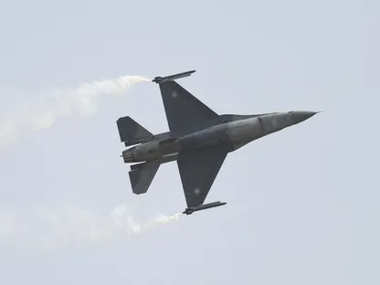 طائرة مقاتلة من طراز F-16 تابعة لسلاح الجو الباكستاني خلال عرض عسكري في إسلام آباد. 23 مارس 2022 - Reuters