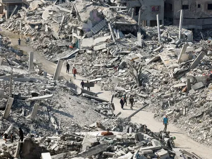 فلسطينيون يسيرون بين أنقاض المباني المدمرة جراء الغارات الإسرائيلية على مدينة غزة. 2 نوفمبر 2025 - REUTERS