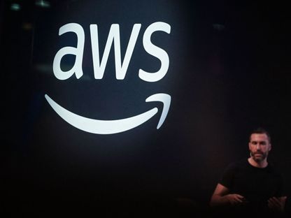 شعار شركة Amazon Web Services خلال مؤتمر تقني في لشبونة. 2 نوفمبر 2022 - AFP