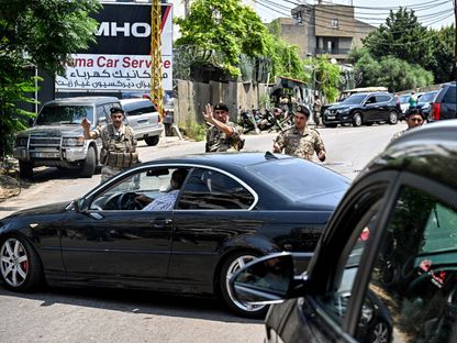 قوات الجيش اللبناني تغلق طريقاً بالقرب من السفارة الأميركية في بيروت بعد إطلاق نار بمحيطها. 5 يونيو 2024 - AFP