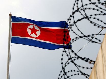 علم كوريا الشمالية يرفرف بجوار سلك شائك في سفارة كوريا الشمالية في كوالالمبور بماليزيا. 9 مارس 2017 - REUTERS