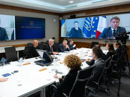 الرئيس الأوكراني فولوديمير زيلينسكي خلال اجتماع عبر الفيديو لتحالف الراغبين ويظهر الرئيس الفرنسي إيمانويل ماكرون على الشاشة متحدثاً. 25 نوفمبر 2025 - X@ZelenskyyUa