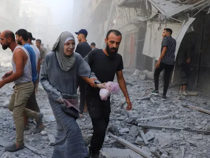 فلسطينيون يفتشون موقع الضربات الإسرائيلية على أحد المنازل في مدينة غزة. 26 سبتمبر 2025 - Reuters